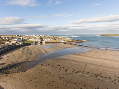 西海岸的爱尔兰顶级夏日海滩。kilkee 海滩和镇