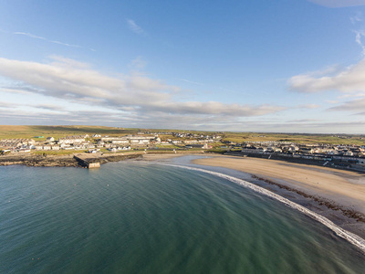 西海岸的爱尔兰顶级夏日海滩。kilkee 海滩和镇