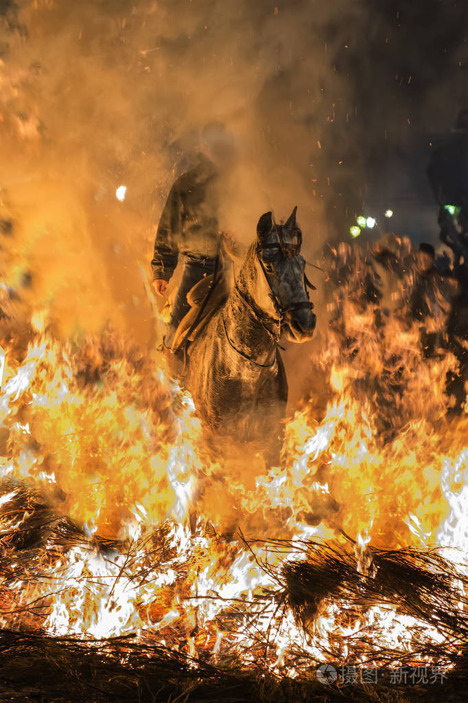 一个人骑他的马跳通过火