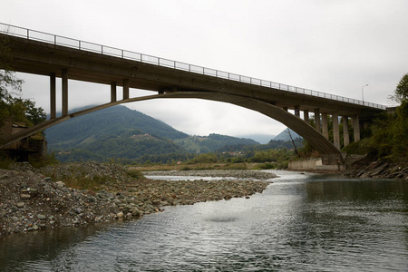 桥梁在黑山山区河