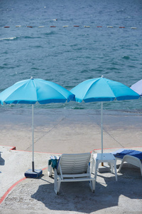 蓝色海滩遮阳伞