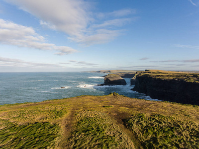 空中环头半岛中西部克莱尔，爱尔兰。Kilkee 海滩