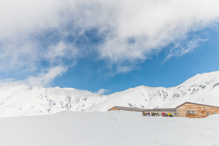 高山雪与下的清澈的天空