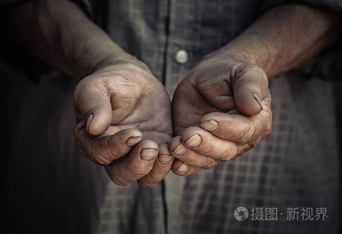 满脸皱纹的老手乞讨讨钱