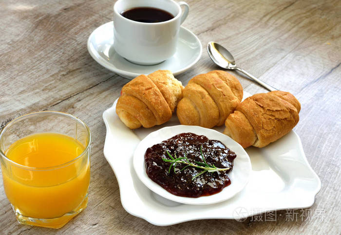 光的早餐果汁和茶与果酱面包