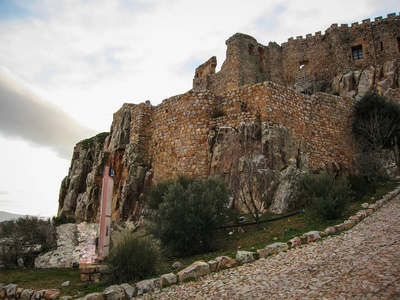 新附近华实，西班牙的卡拉特拉瓦城堡的废墟