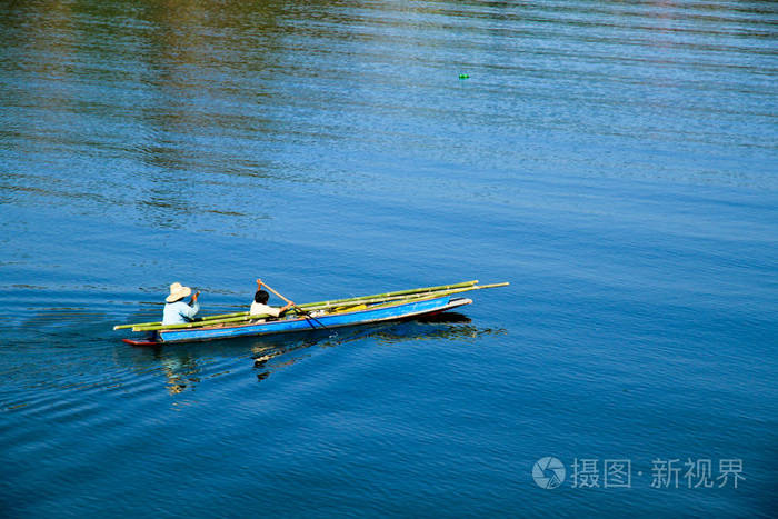 两人在泰国的划船