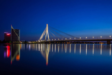 在黄昏时分在拉脱维亚首都里加的照明的桥