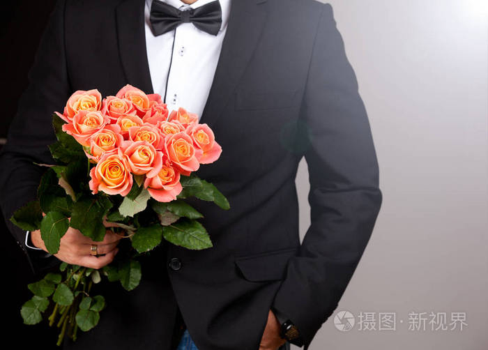 在优雅的黑色西装时尚帅哥