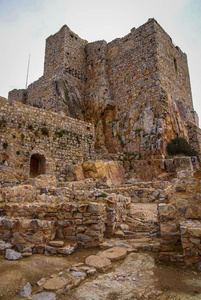 新附近华实，西班牙的卡拉特拉瓦城堡的废墟