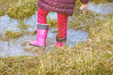 多雨的泥坑照片