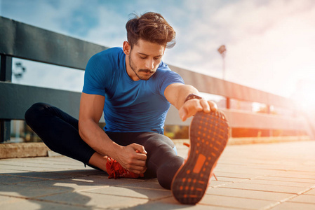 年轻男性慢跑运动员训练户外照片