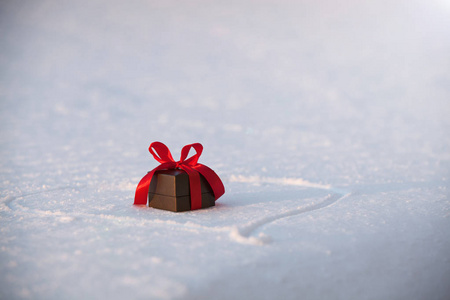 在洁白的雪地上美丽的浪漫礼品盒