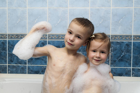 弟弟和妹妹泡泡浴。小男孩和女孩的中国人民解放军