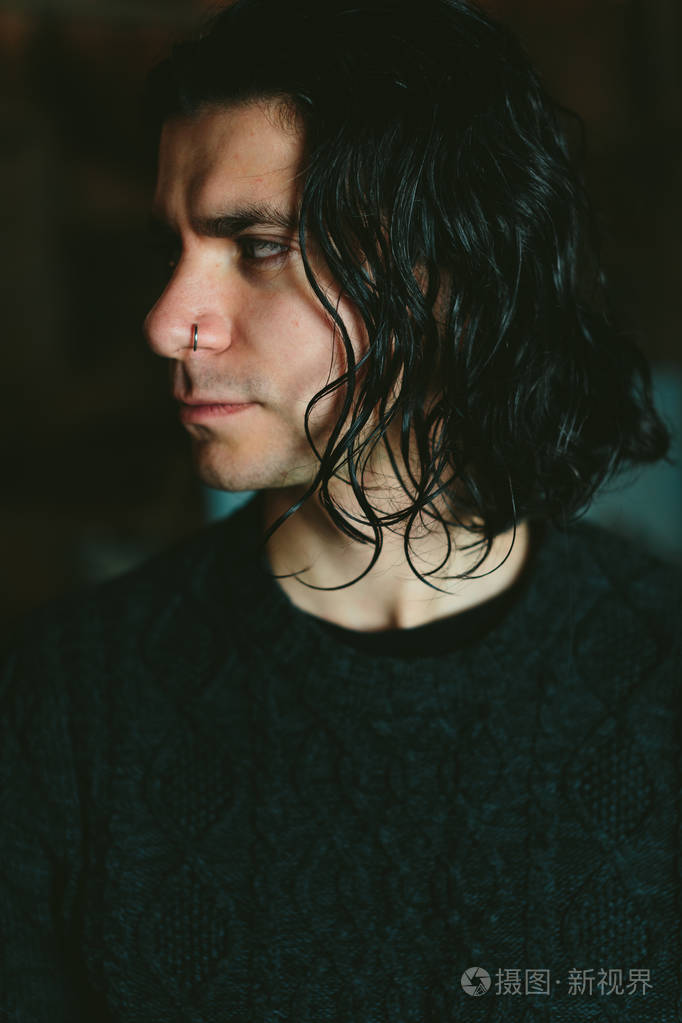 年轻的长发黑发男人的肖像