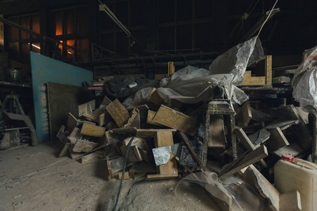 凌乱满是灰尘的旧仓库晚上照片