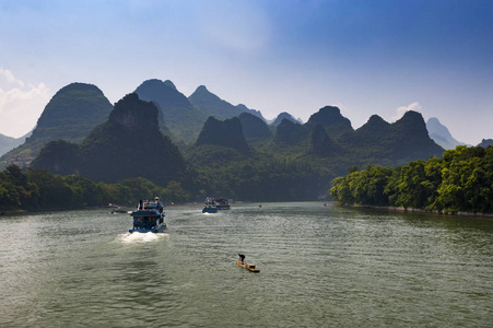 客运船和木筏在中国的 Guagxi 地区李河