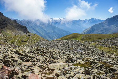 石领域与山脉和山谷中庞特 d 大观