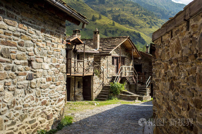 在一个小小的山区村庄的石头小木屋案例迪维索庞特
