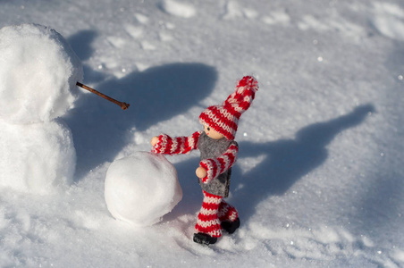 小玩具暖体假人建立了一个雪人