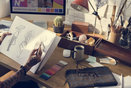 时装设计师在展厅工作照片