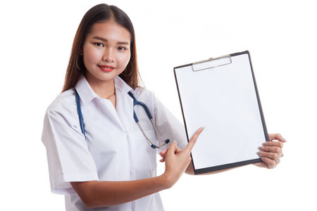 年轻的亚洲女性医生点到空白的剪贴板