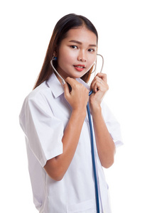 亚洲年轻的女医生微笑使用听诊器