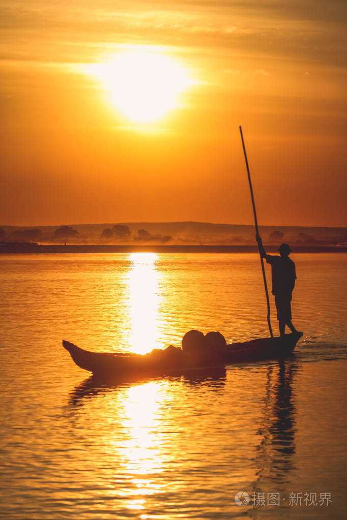 在日落时的独木舟