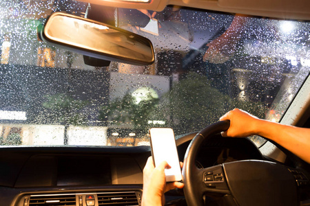 私家车，晚上下雨时使用手机的人