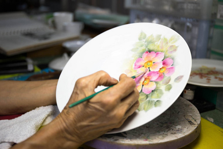 陶瓷板上的老女人手绘画花图片