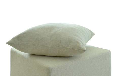现代室内剪切路径带有白色背景上孤立在凳子上的白色枕头