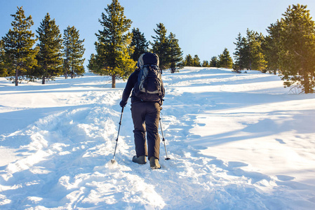 男子徒步旅行者会在雪地里山中