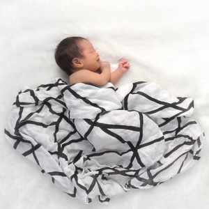 刚出生的婴儿甜甜地睡在白色的毯子上