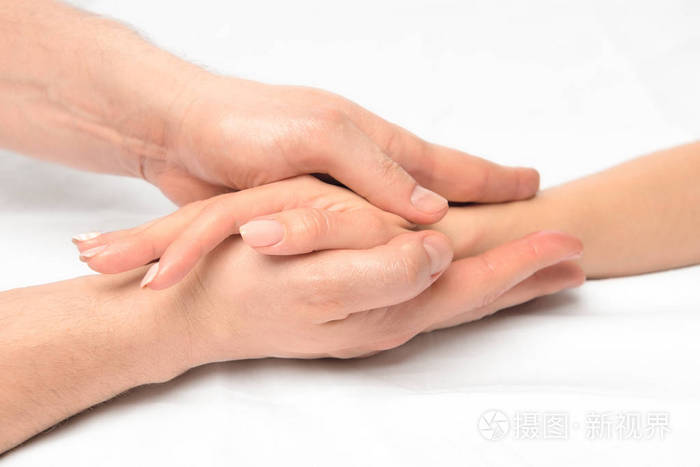 在男性手特写,抚摸着按摩女手