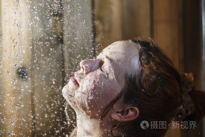 女孩在村子里洗澡