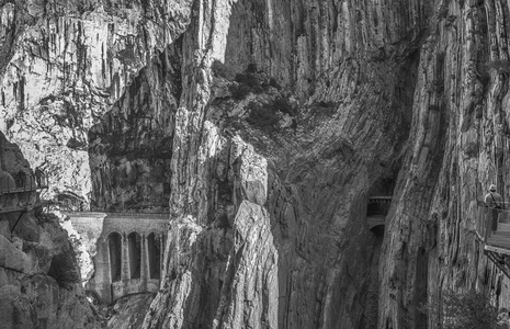 徒步者沿着 Caminito del Rey 路径