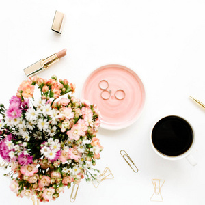 野花花束，咖啡杯子，金钢笔