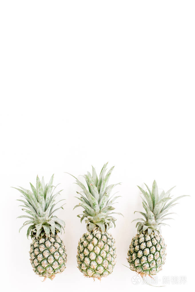 在白色背景上的菠萝