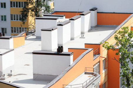 分房子在屋顶现代化的办公大楼的鸟瞰图.