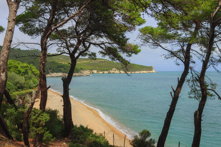 Summertime.Gargano 海岸 坎湾 beach,ViesteApulia 意大利卵石海滩是一个如诗如画的海