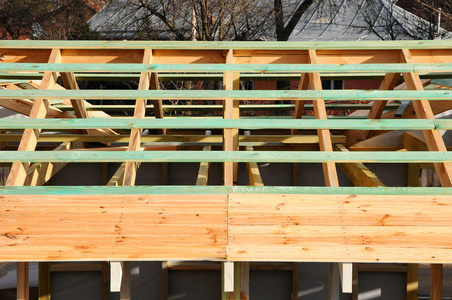 建筑的木结构。木结构建筑。木制的屋面工程施工。家的的照片。房屋建筑。安装的木梁在施工屋顶
