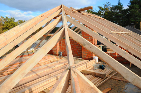 家的的照片.房屋建筑.安装的木梁施工在房子的屋顶桁架体系.