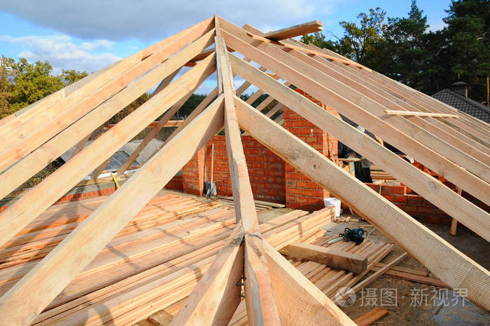 房屋建筑.安装的木梁施工在房子的屋顶桁架体系.未完成的烟囱系统