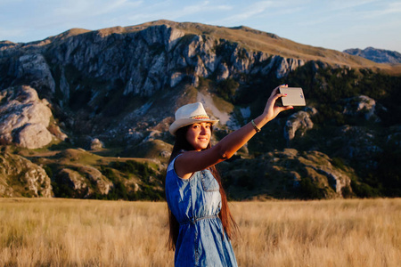 国家女子自拍照照片制作在山