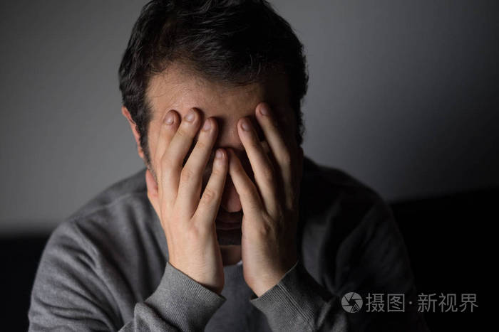 深思熟虑的伤心人的肖像