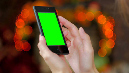 女人用绿屏智能手机
