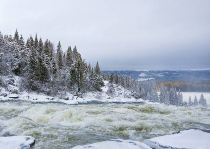 冬天在瑞典的 Tannoforsen 瀑布