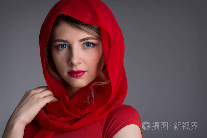 她头上的红头巾的女人