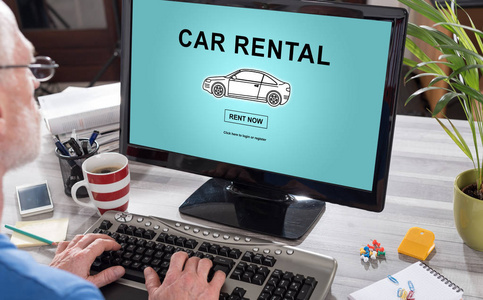 在计算机上的汽车租赁的概念图片