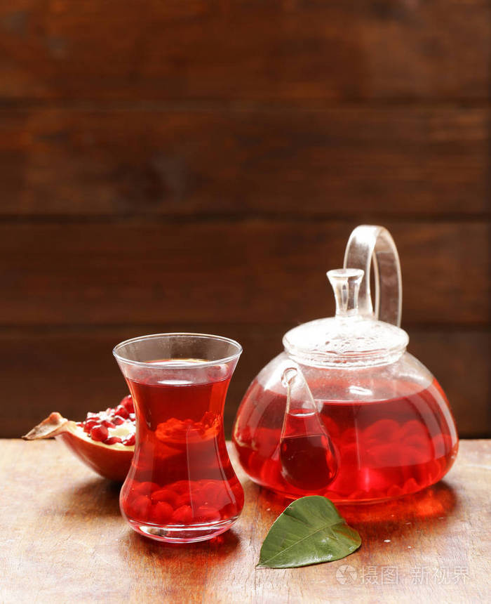 在一个茶壶和杯水果石榴茶